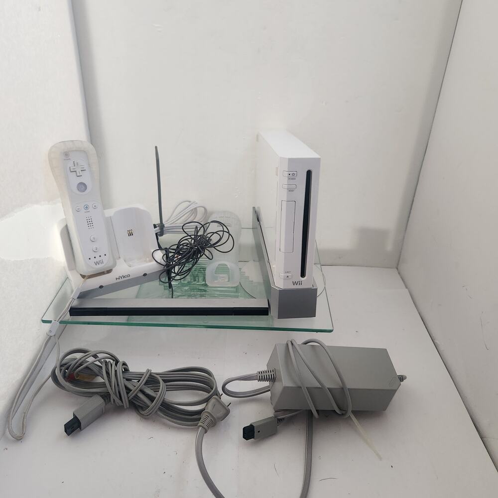 Wii Bundle Console, Controller, Skins, AV Cord, Charging Cord $more tested works